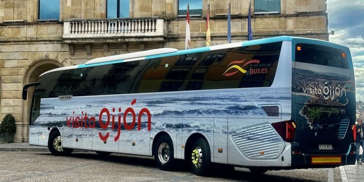 Gijón se sube a los autobuses de Alsa para conquistar al turismo nacional
