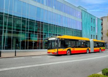 Varsovia amplía su flota eléctrica con 50 nuevos autobuses articulados Solaris